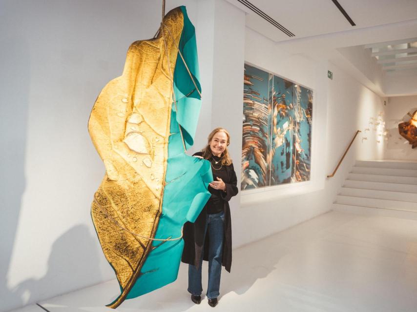 Martí posando con la obra que menciona.