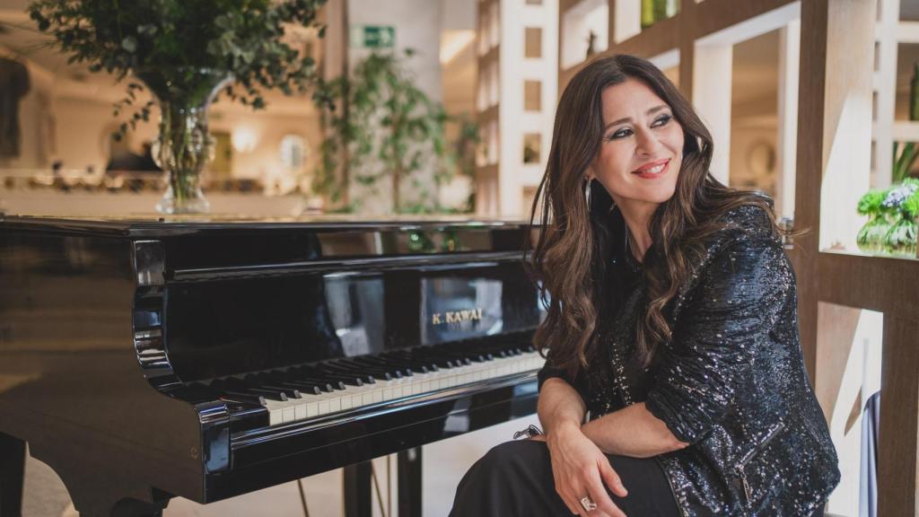 La cantante posa con el piano del hotel Hyatt Regency de Madrid.
