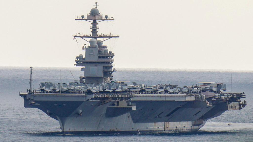 El portaaviones USS Gerald R. Ford llega a la bahía de Souda (Grecia).