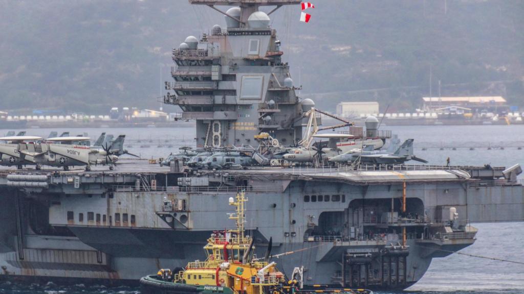 El portaaviones USS Gerald R. Ford llega a la bahía de Souda (Grecia).