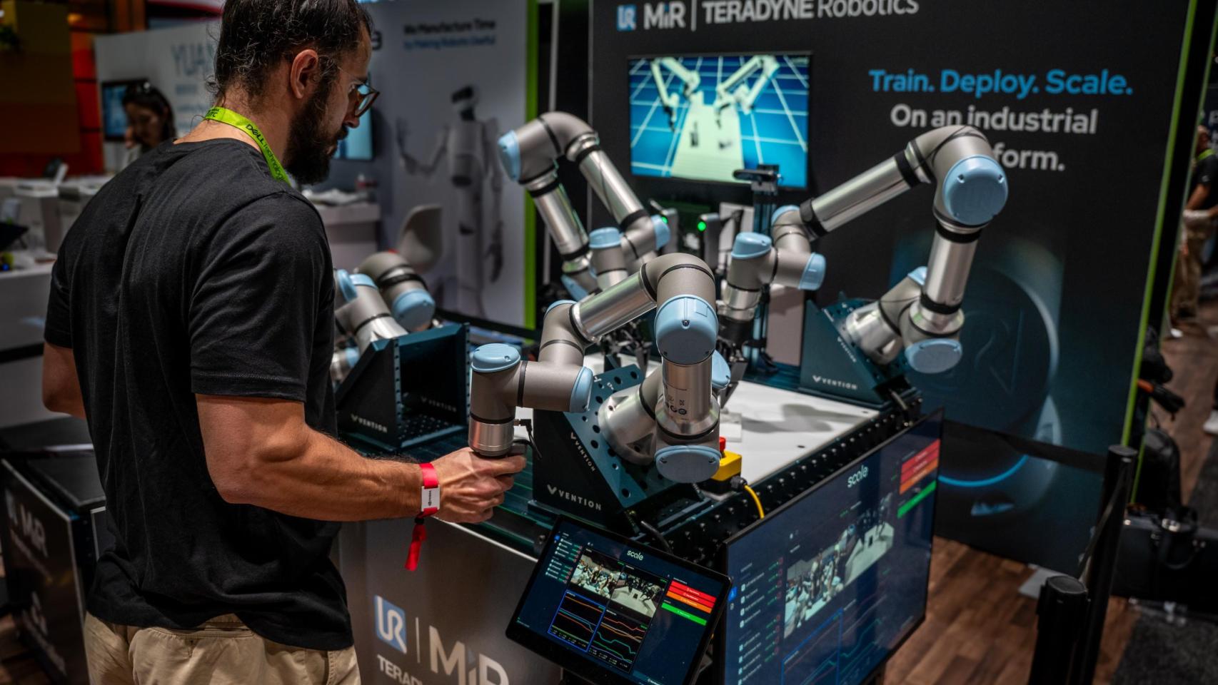 Técnico controlando un robot en el GTC de 2026