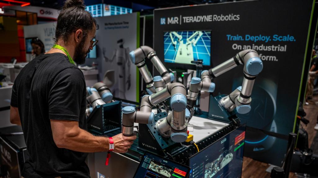 Técnico controlando un robot en el GTC de 2026