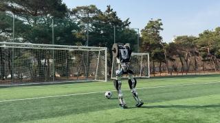 El robot humanoide que juega al fútbol.