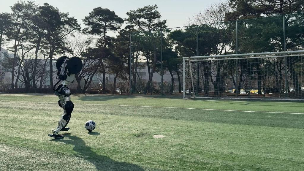 El robot humanoide que juega al fútbol.