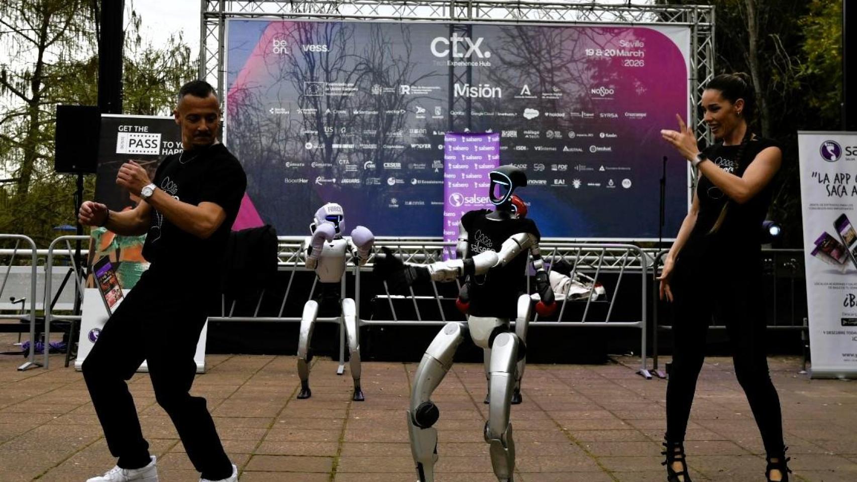 Robor bailando bachata en la primera edición de CTx Tech Experience.