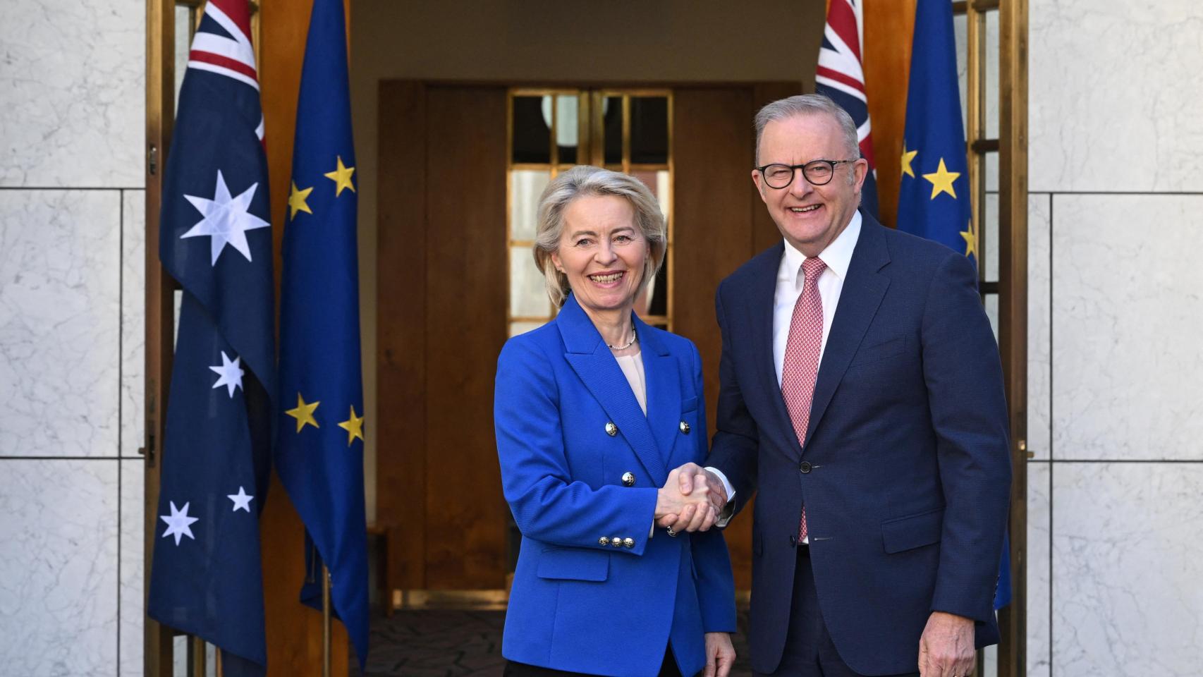 La presidenta Ursula von der Leyen y el primer ministro de Australia, Anthony Albanese, han suscrito este martes un acuerdo de libre comercio en Canberra