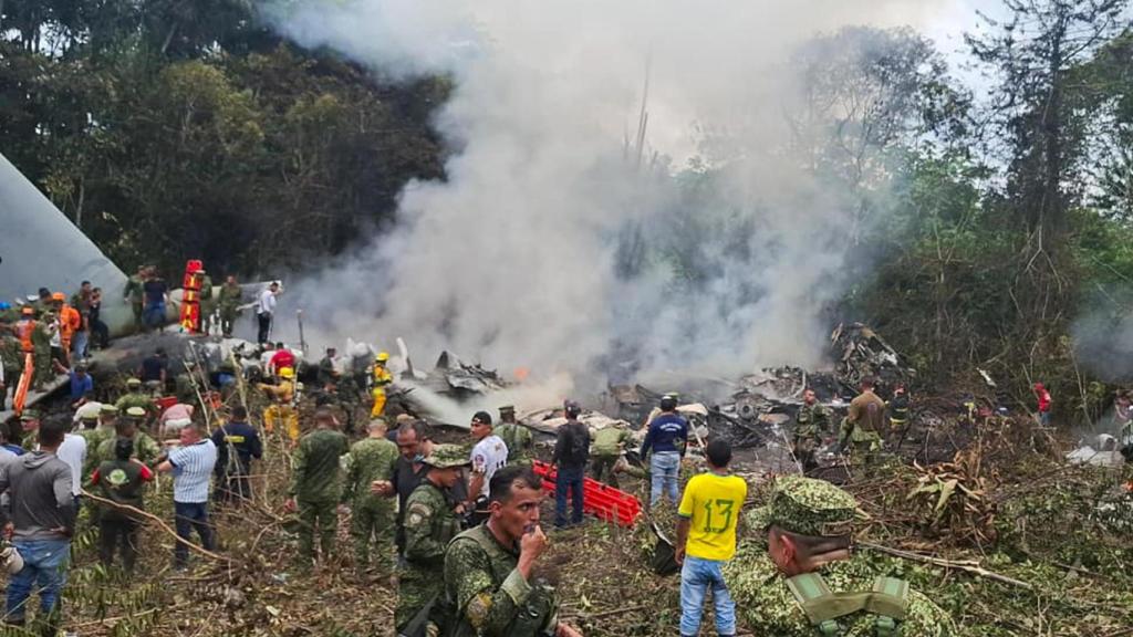 Integrantes de las Fuerzas Militares de Colombia, rescatistas y voluntarios realizan labores de rescate este lunes, en Puerto Leguizamo (Colombia).