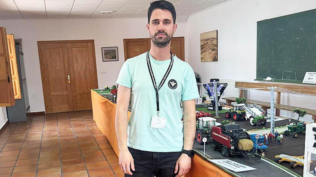 Mario Hernández Esgueva junto a sus maquetas.