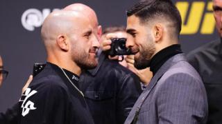 Alexander Volkanovski e Ilia Topuria, durante su enfrentamiento en UFC en 2024