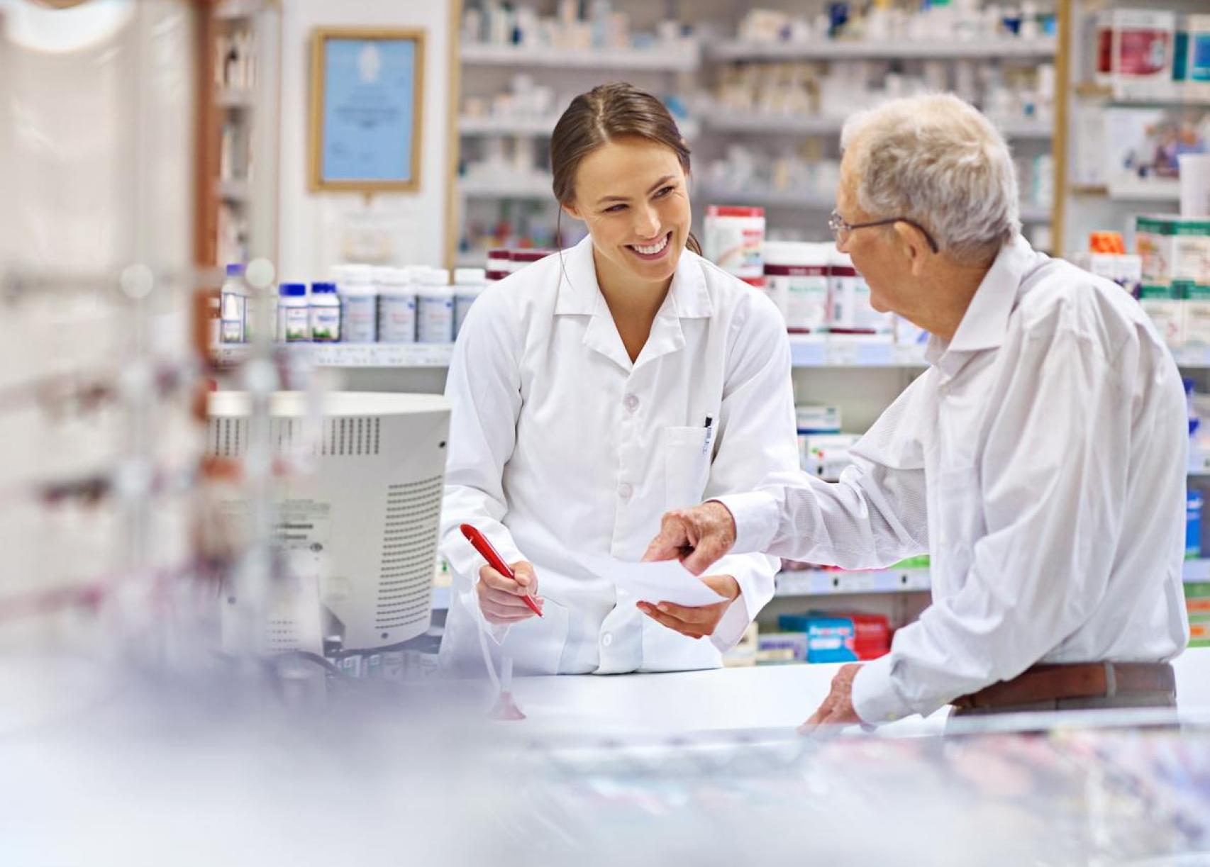 Una farmacéutica atendiendo