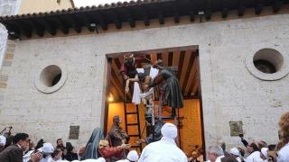 Salida del paso El Descendimiento de la Cruz (La Escalera) en Medina de Rioseco. q