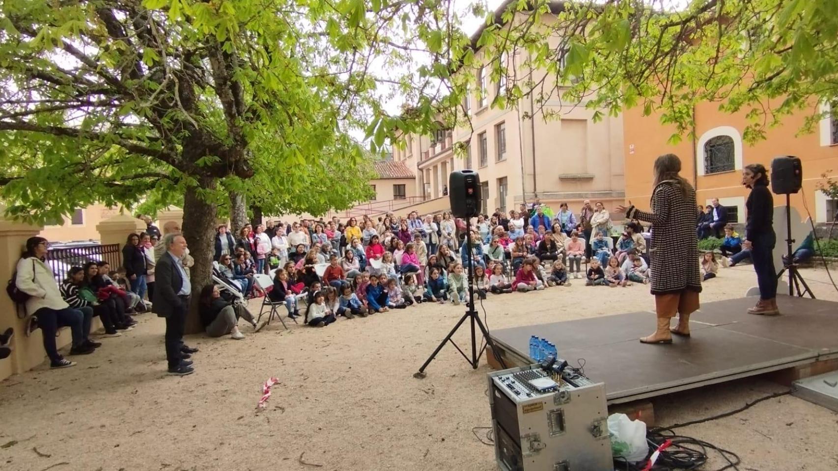 El próximo 28 de marzo, las calles del Real Sitio de San Ildefonso se teñirán de letras y fantasía con la celebración de la III Feria del Libro Infantil y Juvenil.