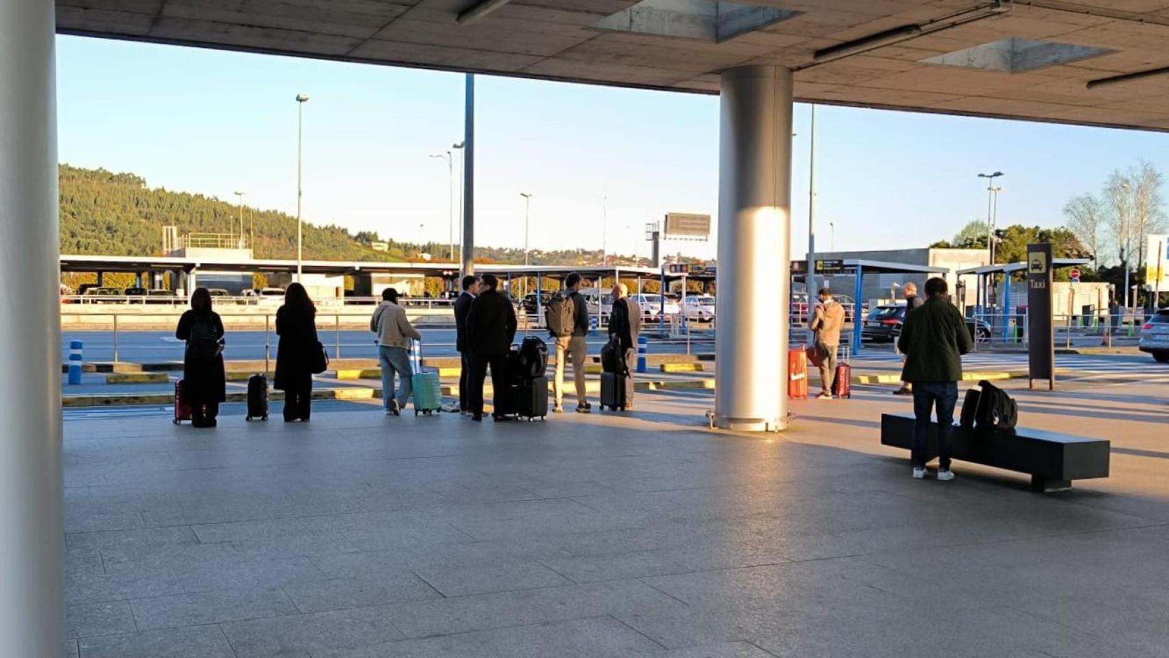 Colas en la parada de taxi en el aeropuerto de A Coruña.
