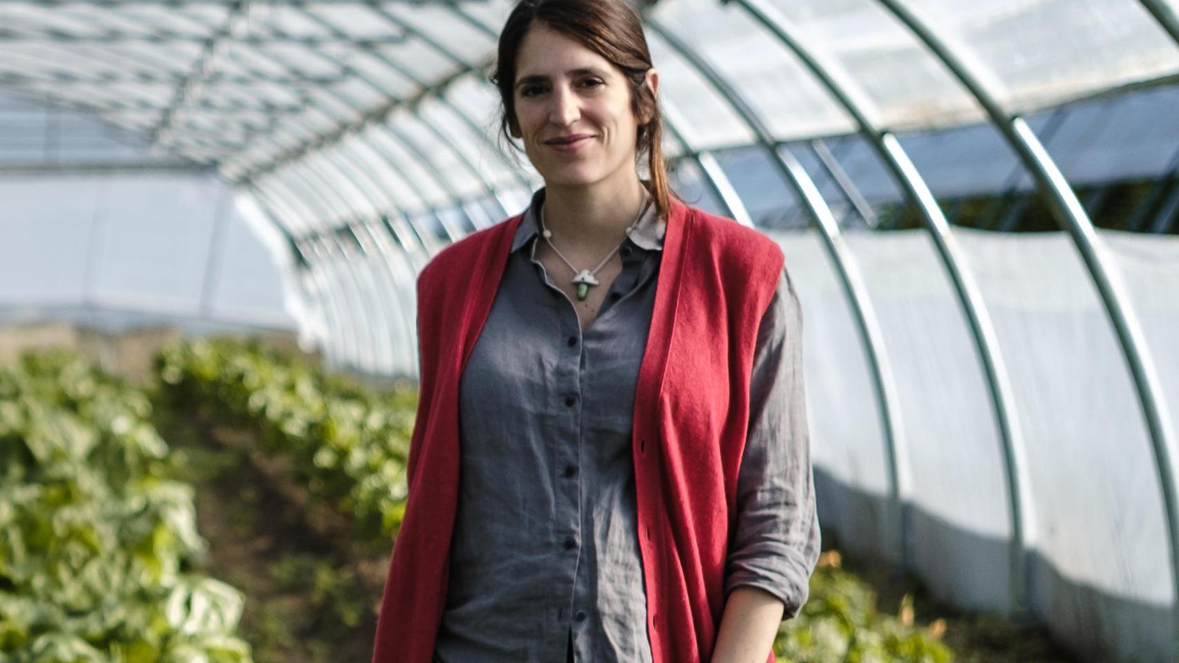 Almudena Peña, en su huerta del Valle del Tiétar