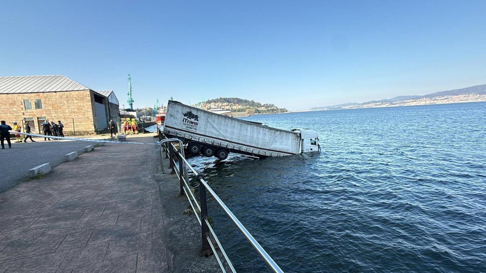 Cae al mar en Vigo tras fallarle los frenos y perder el control de su camión