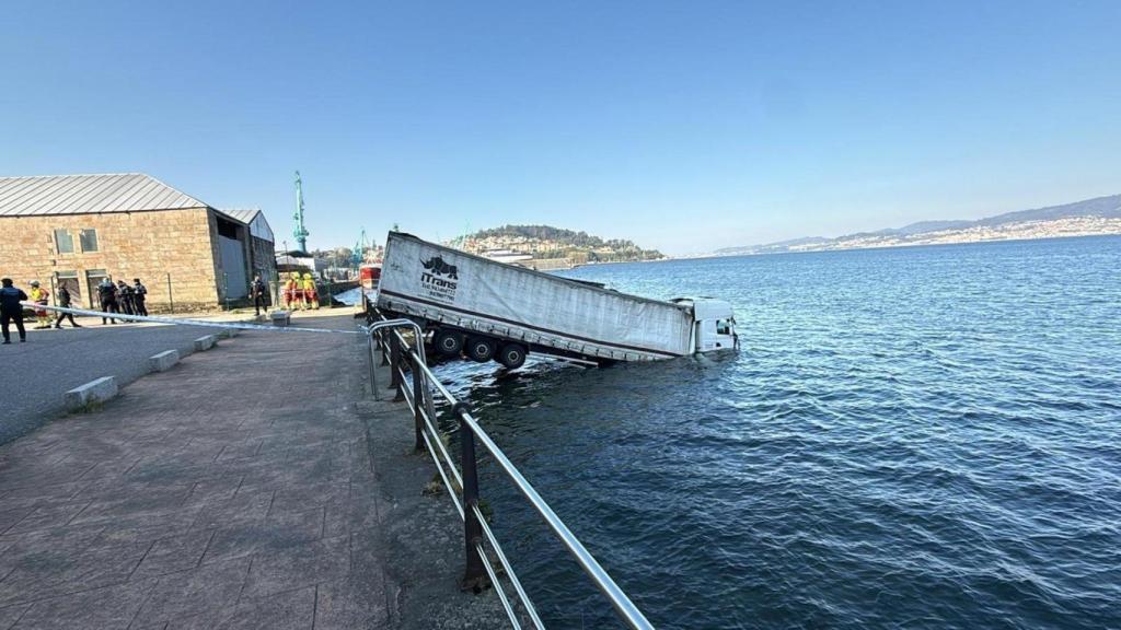 Cae al mar en Vigo tras fallarle los frenos y perder el control de su camión