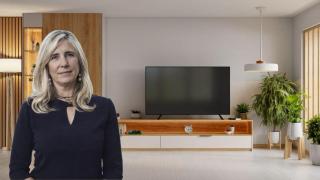 La interiorista Ana Pardo de Santayana junto a un salón.