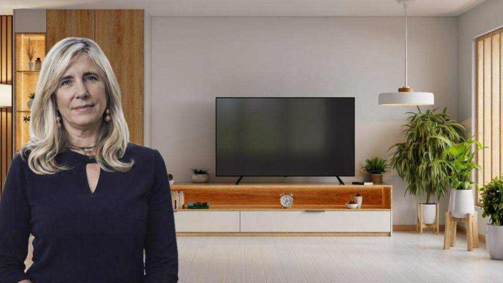 La interiorista Ana Pardo de Santayana junto a un salón.