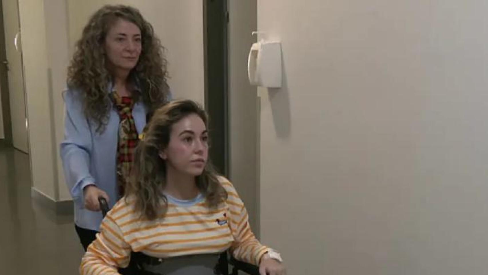 Amalia Montealegre, en silla de ruedas, junto a su madre.
