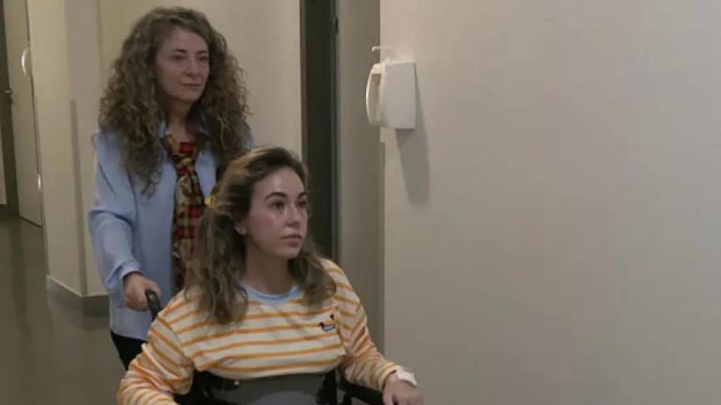Amalia Montealegre, en silla de ruedas, junto a su madre.