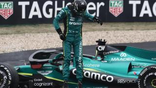 Lance Stroll saliendo de su Aston Martin en mitad de la carrera.