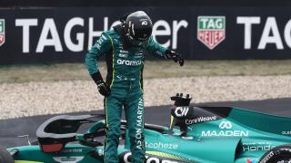 Lance Stroll saliendo de su Aston Martin a mitad de carrera.