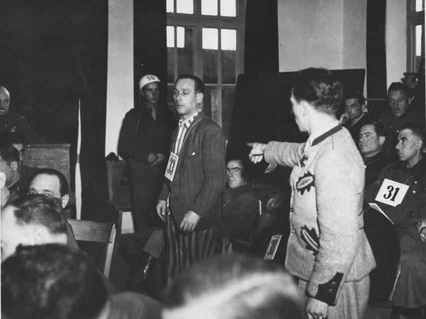 Un testigo de la acusación señala al kapo Emil Erwin Mahl durante el juicio por crímenes de guerra de Dachau.