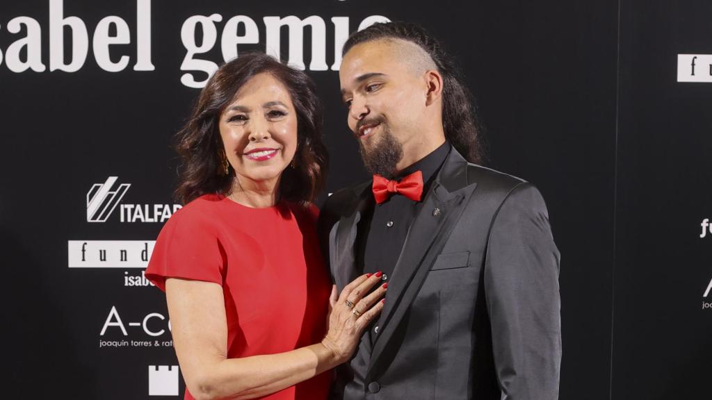 Isabel Gemio y su hijo en la cena de la Fundación Isabel Gemio en Madrid.
