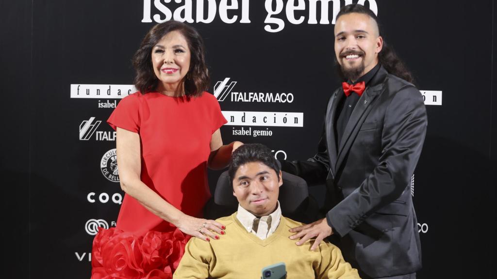 Isabel Gemio y sus hijos en la cena de la Fundación Isabel Gemio en Madrid.