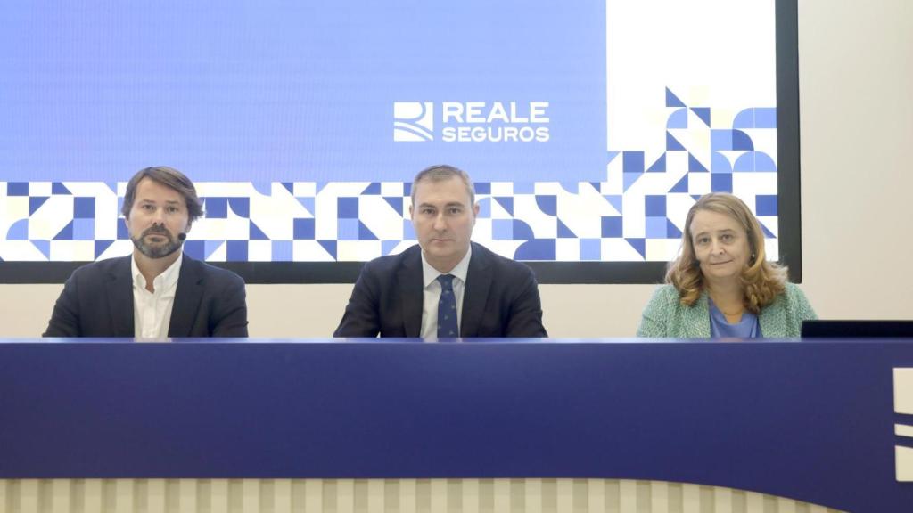 De izquierda a derecha, Javier Valbuena, Director de Comunicación y Marca; Ignacio Mariscal, CEO; y María Jesús González, Directora Financiera de Reale Seguros