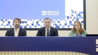 De izquierda a derecha, Javier Valbuena, Director de Comunicación y Marca; Ignacio Mariscal, CEO; y María Jesús González, Directora Financiera de Reale Seguros