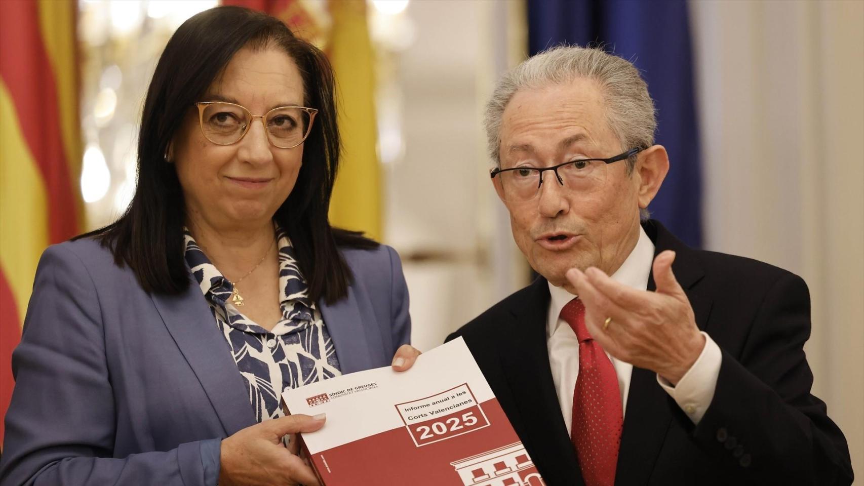 El síndic de Greuges, Ángel Luna, junto a la presidenta de Les Corts, Llanos Massó, este martes. Rober Solsona / EP