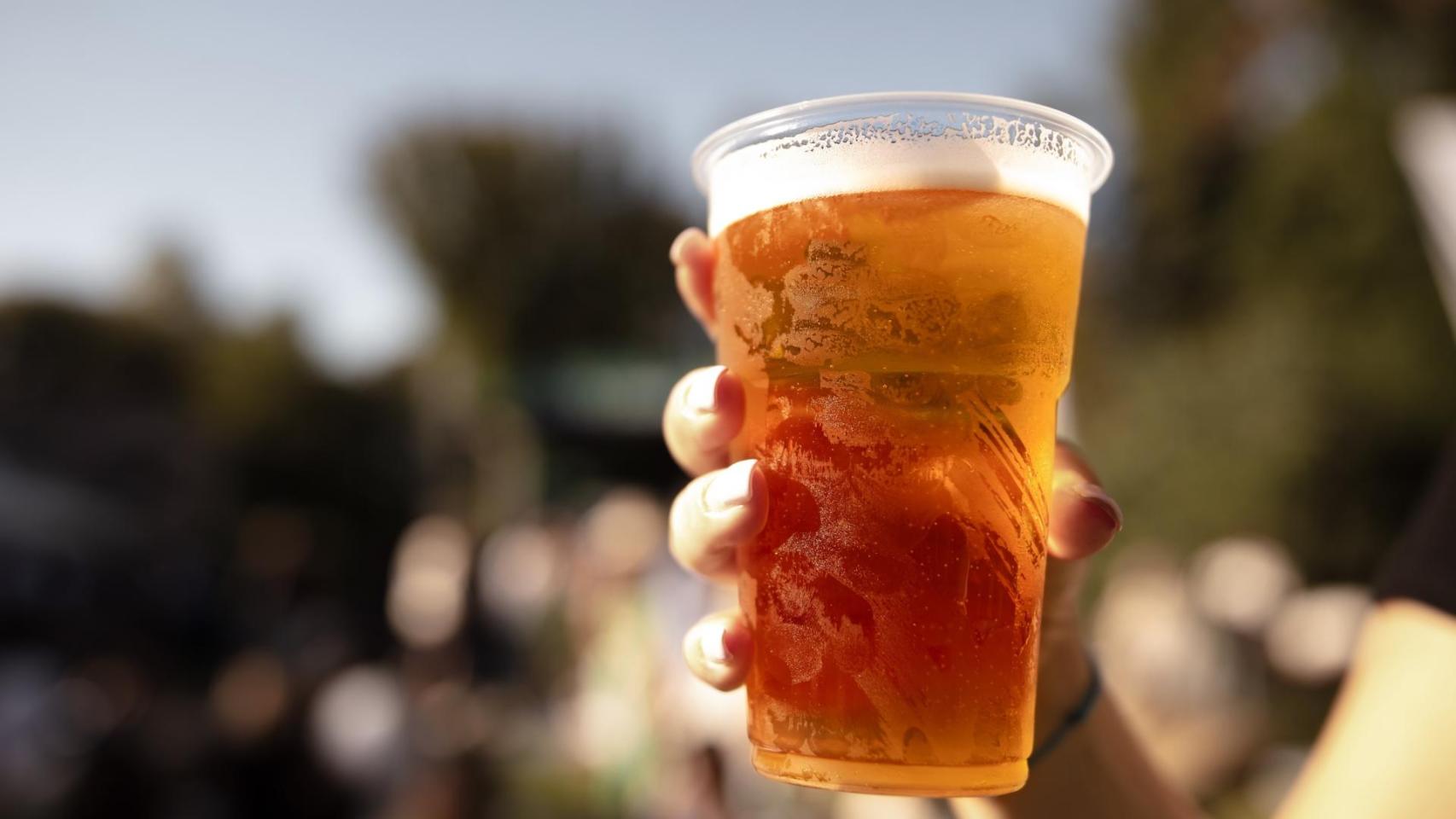 Una persona sujeta un vaso con cerveza
