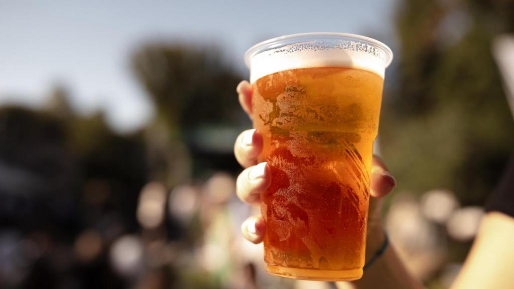 Una persona sujeta un vaso con cerveza