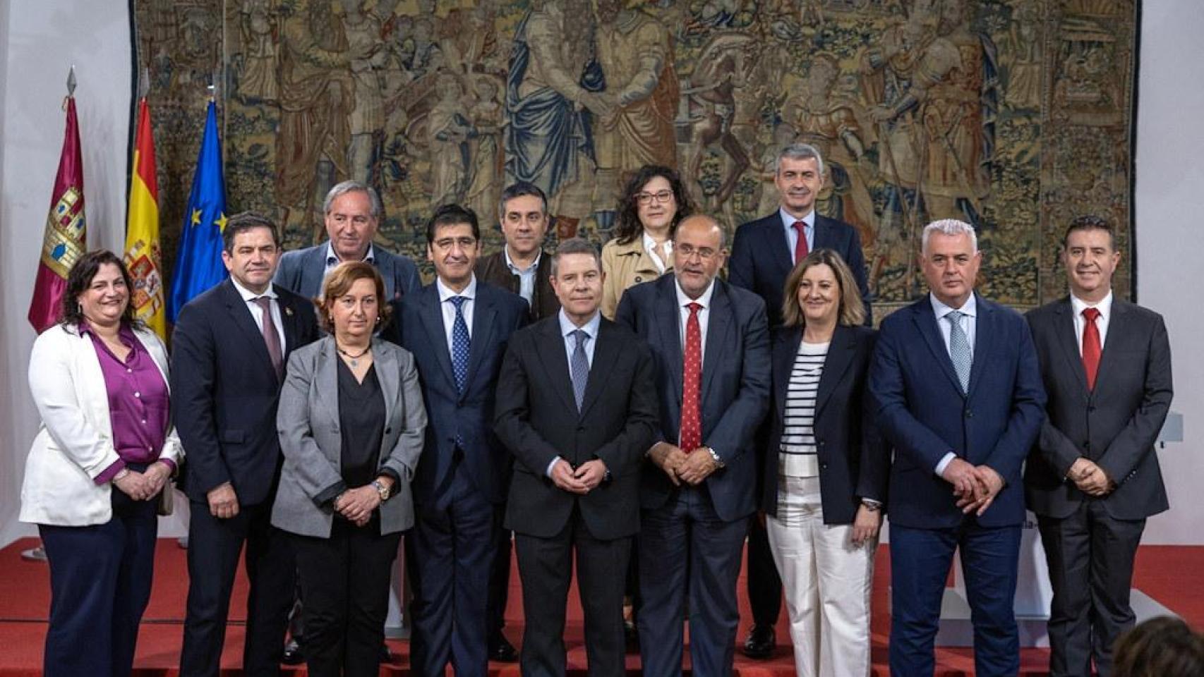 Foto de familia de la firma del Programa de Apoyo Activo al Empleo de Castilla-La Mancha y las cinco diputaciones.
