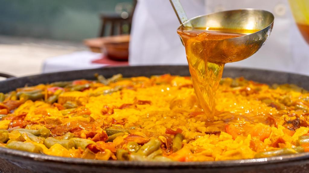 Un plato de paella.