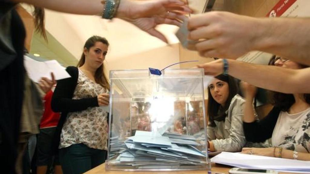 Votaciones de estudiantes en las elecciones a rector.