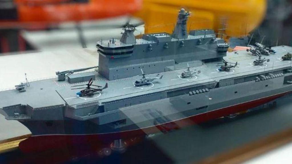 El modelo a escala del buque anfibio del Proyecto 23900 se encuentra en su fase final de construcción.