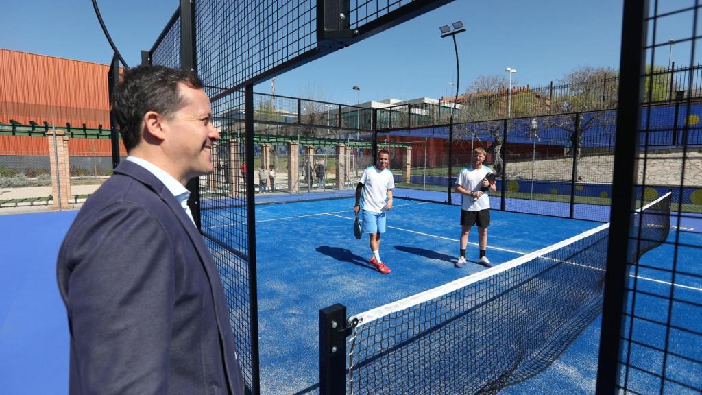 Carlos Velázquez ha inaugurado esta mañana una nueva pista de pádel en la Escuela de Gimnasia.