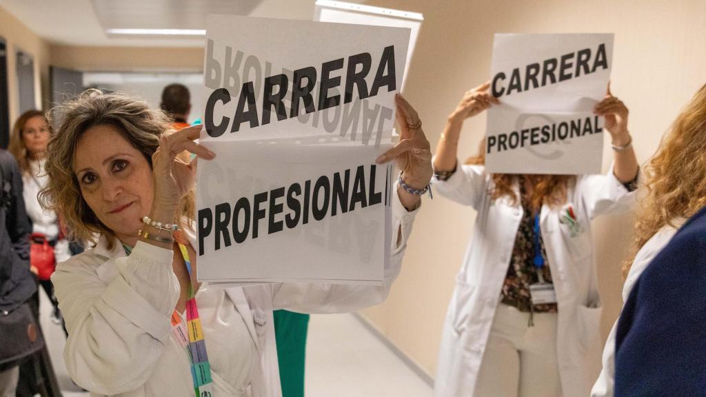 Personal sanitario reclamando la reactivación de la carrera profesional.