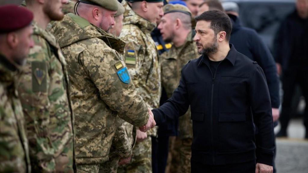 El presidente ucraniano, Volodymyr Zelenskyy, pasa revista a sus tropas.