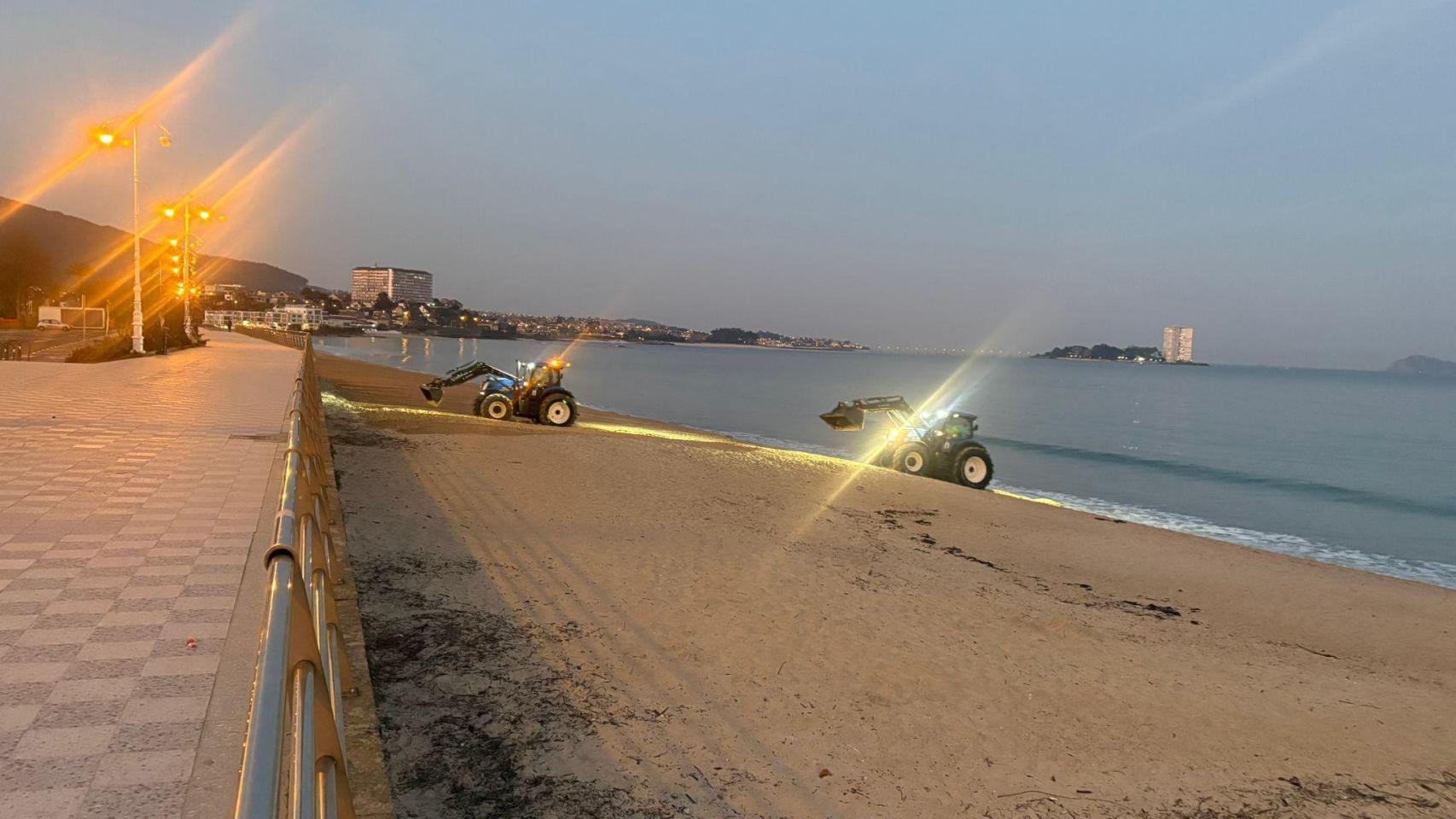 Las playas de Vigo se acicalan para la Semana Santa