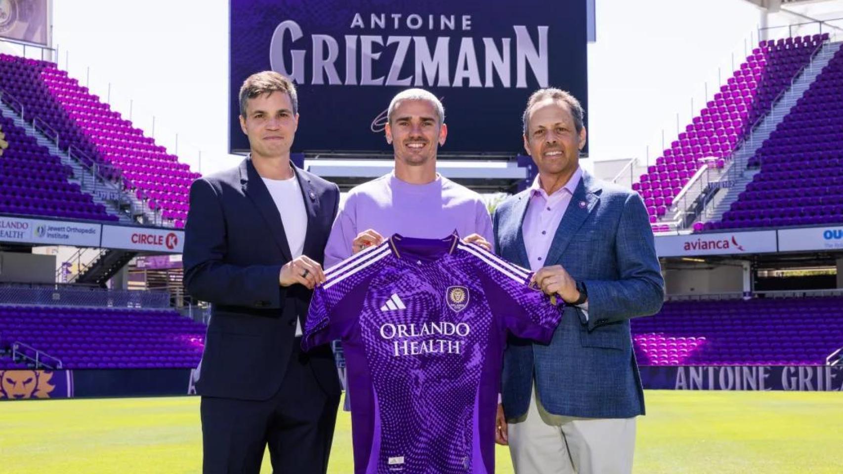Griezmann posa con la camiseta del Orlando City.