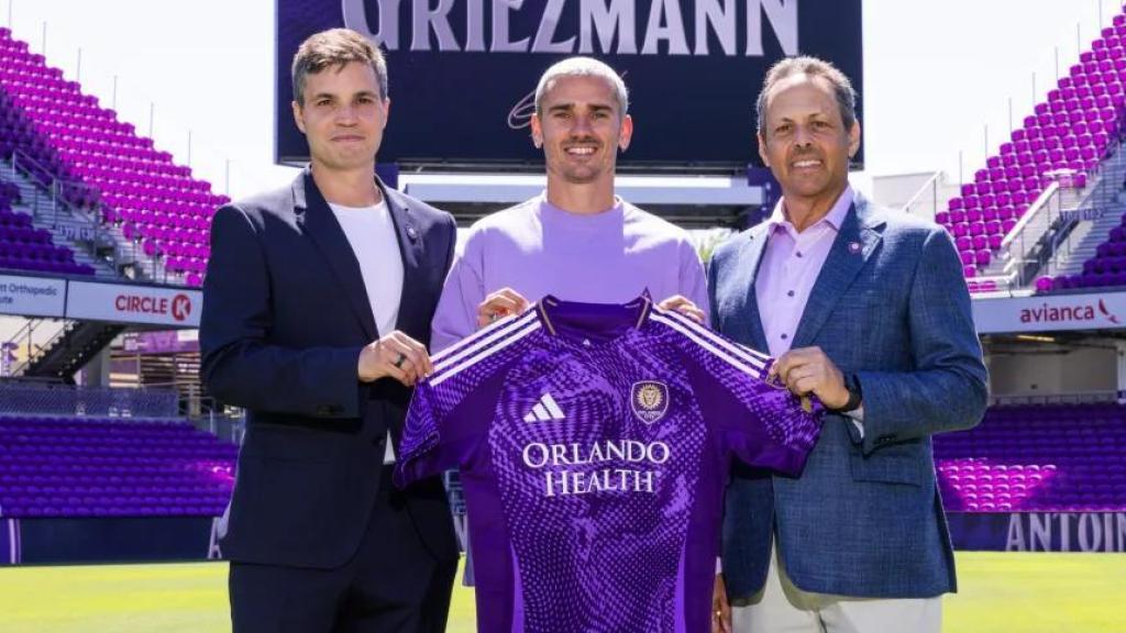 Griezmann posa con la camiseta del Orlando City.