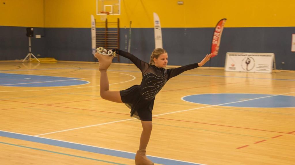Laura hace patinaje artístico y acrobacia aérea en telas y trapecio, deportes que exigen esfuerzo.