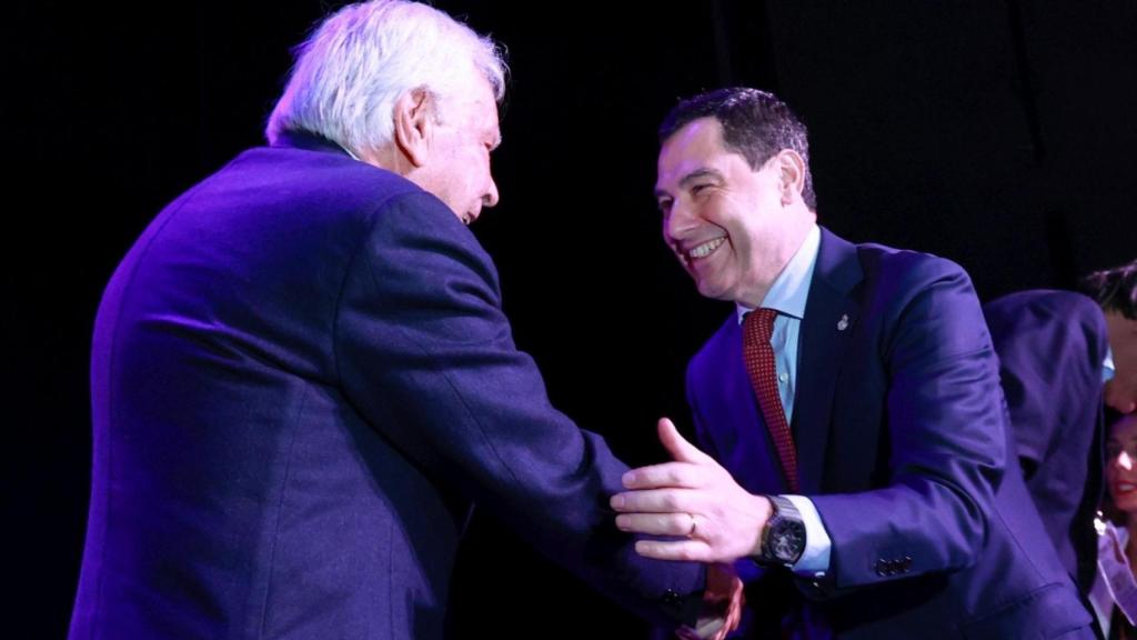 El presidente de la Junta, Juanma Moreno y el expresidente del Gobierno Felipe González