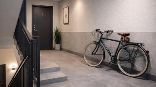 Bicicleta y plantas en el rellano comunitario