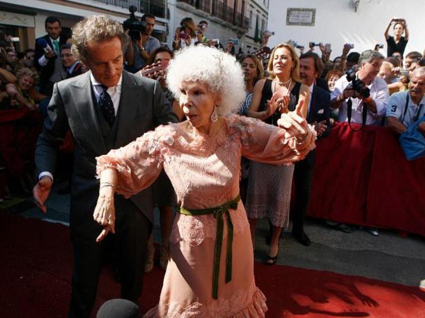 La Duquesa de Alba bailando sevillanas el día de su boda.