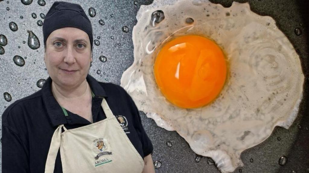 Roberta junto a unos huevos fritos.