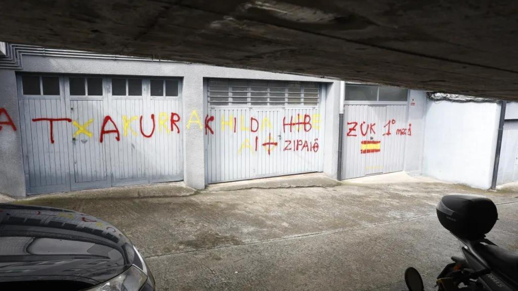 Algunas de las pintadas aparecidas en Hernani en contra de la Ertzaintza y el consejero de Seguridad del Gobierno Vasco, Bingen Zupiria.